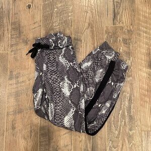 Prism Woman’s Snakeskin Print Sweatpants Size Small